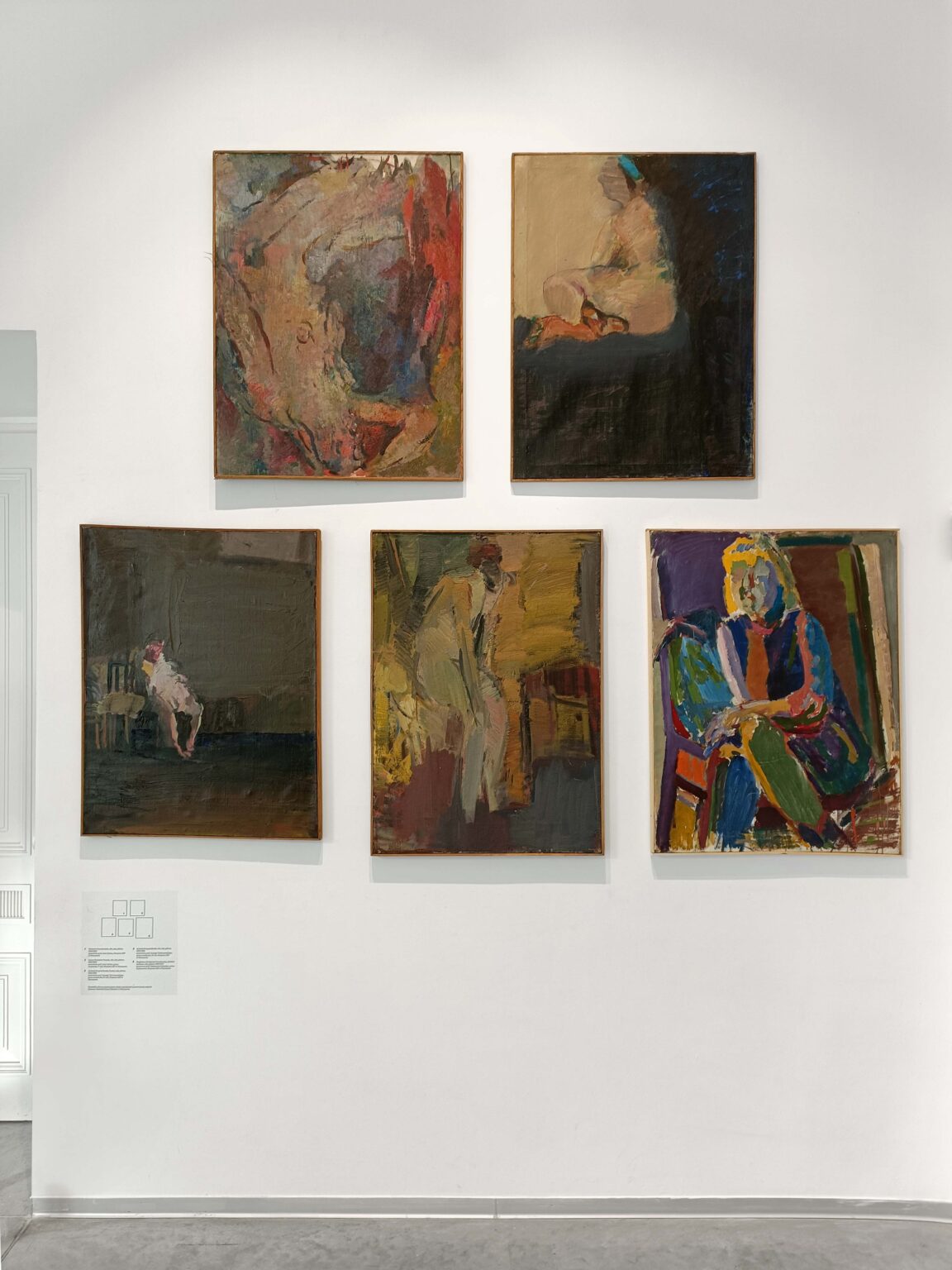 Pięc barwnych obrazów na ścianie galerii