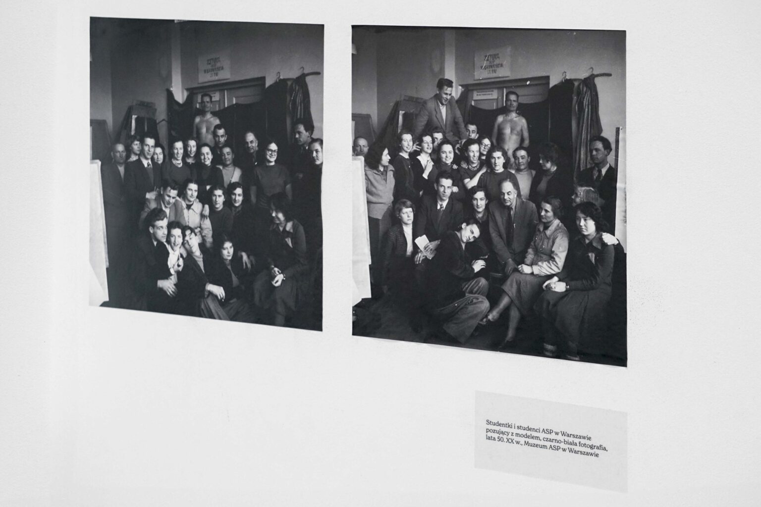 Dwa czarno-białe zdjęcia na ścianie . pod nimi podpis