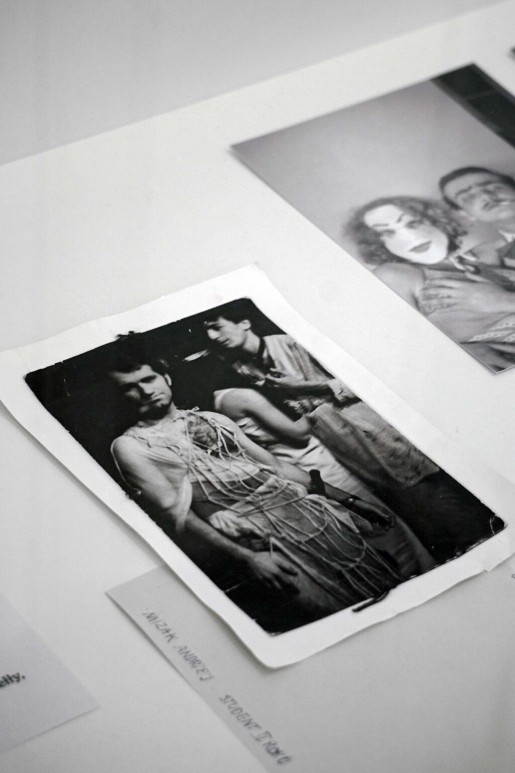 Dwa czarno-białe zdjęcia wyeksponowane w gablocie