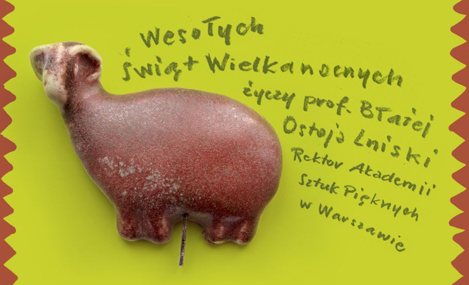Kartka przedstawia ceramicznego baranka wielkanocnego w kolorze brązowym na jasnozielonym tle. Boczne krawędzie zdobi brązowy ornament