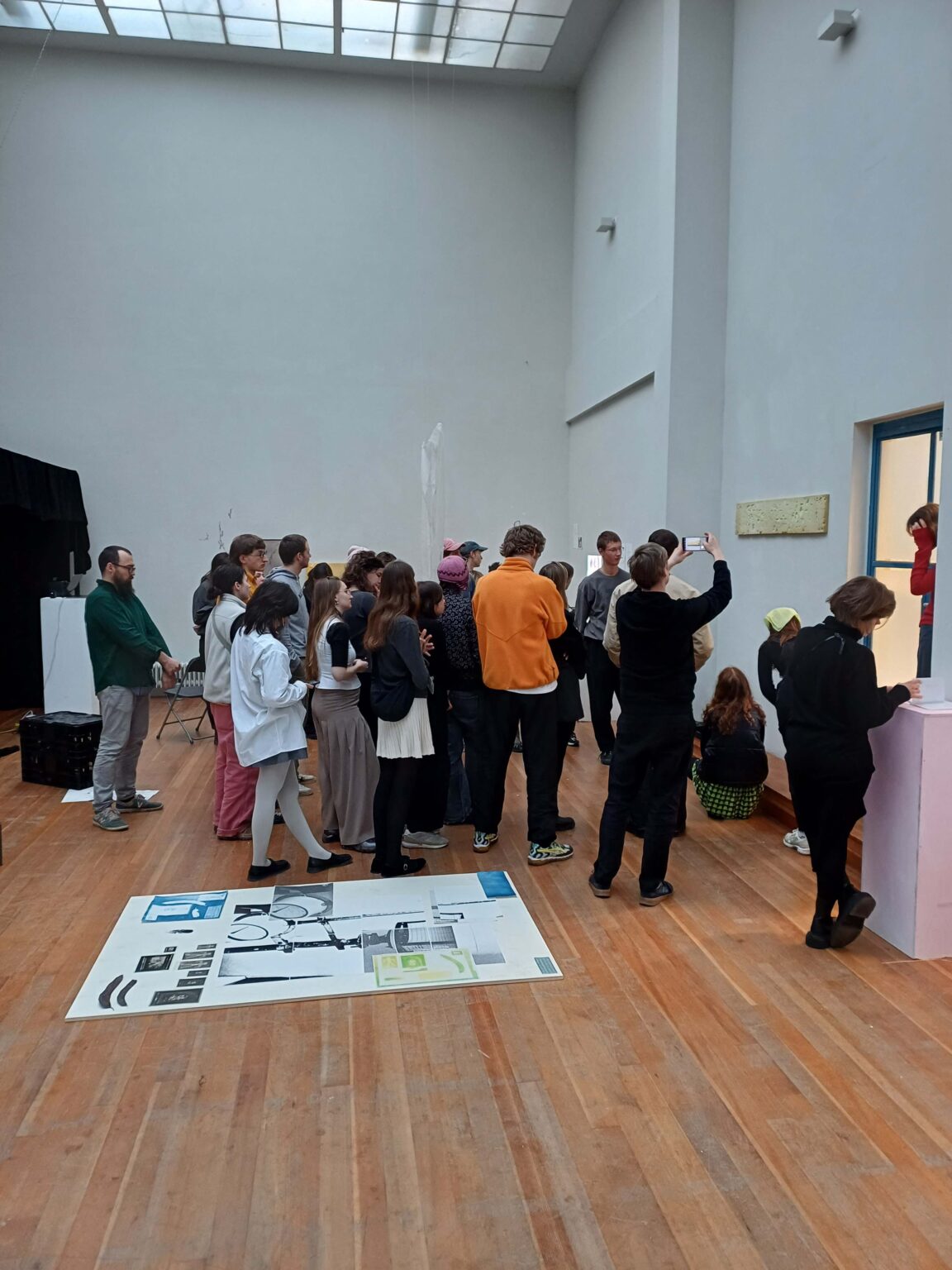 Duża grupa osób w jasnym pomieszczeniu