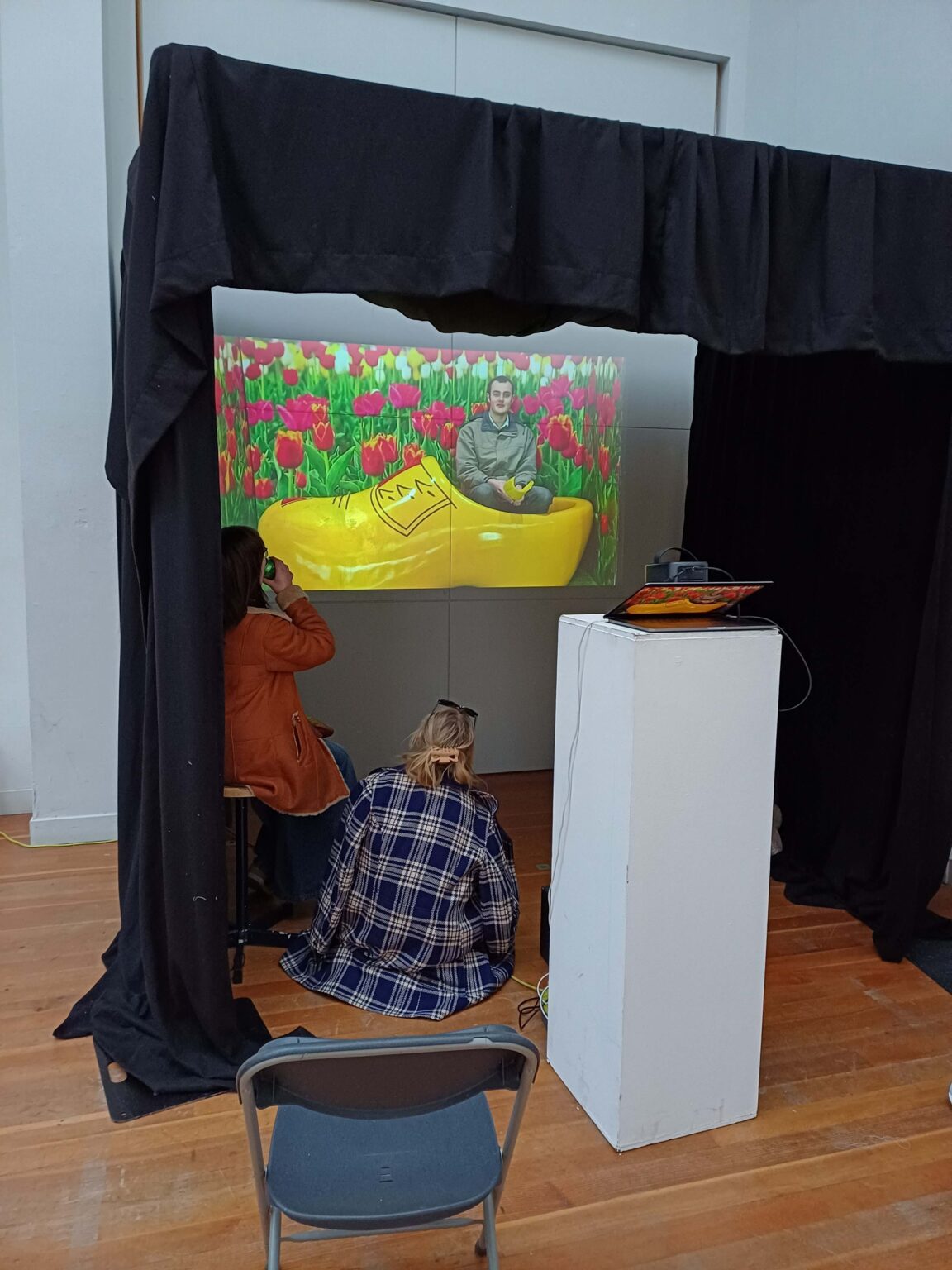 Osoby w przestrzeni ekspozycji