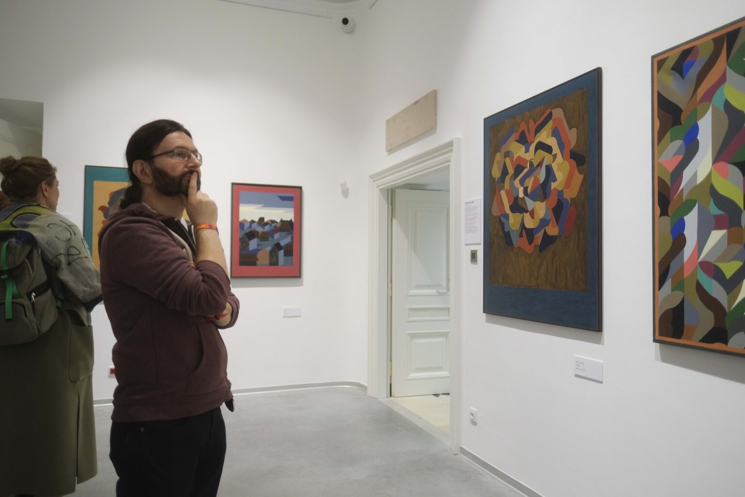 Zwiedzający wystawą, obrazy na ścianach