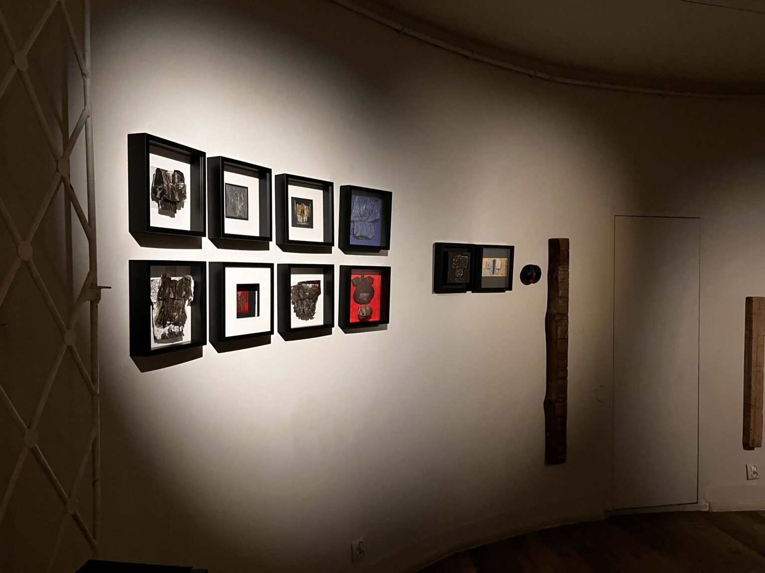 Na pierwszym: planie osiem kwadratowych, niedużych obrazków, wyeksponowanych w dwóch rzędach