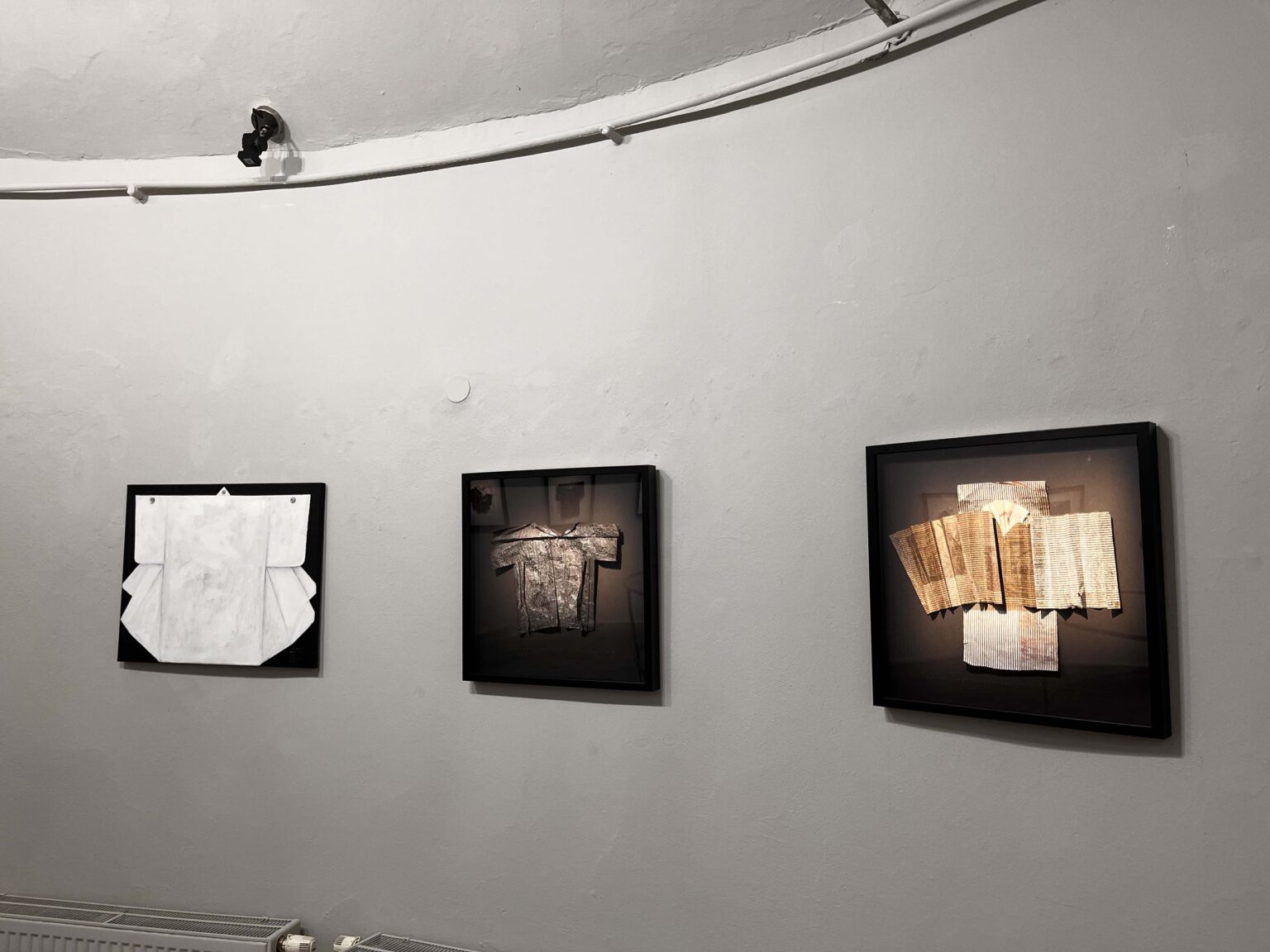 Obiekty na ścianie galerii