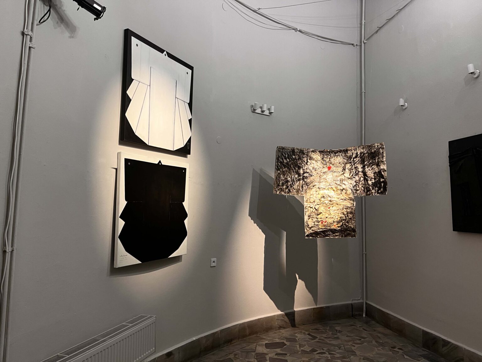 Obiekty, w tym przestrzenne we wnętrzu galerii