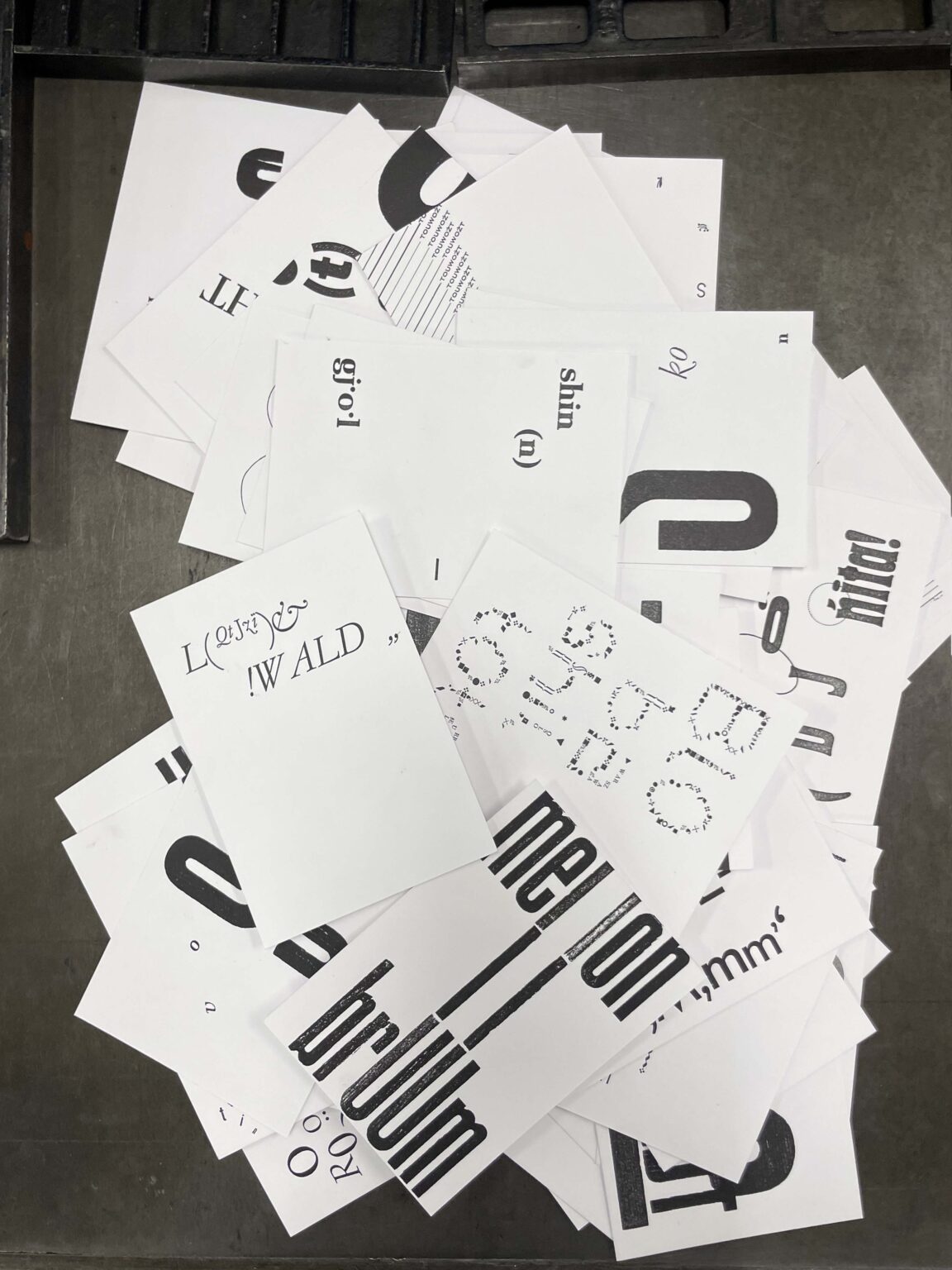 Czarno-białe wydruki typograficzne