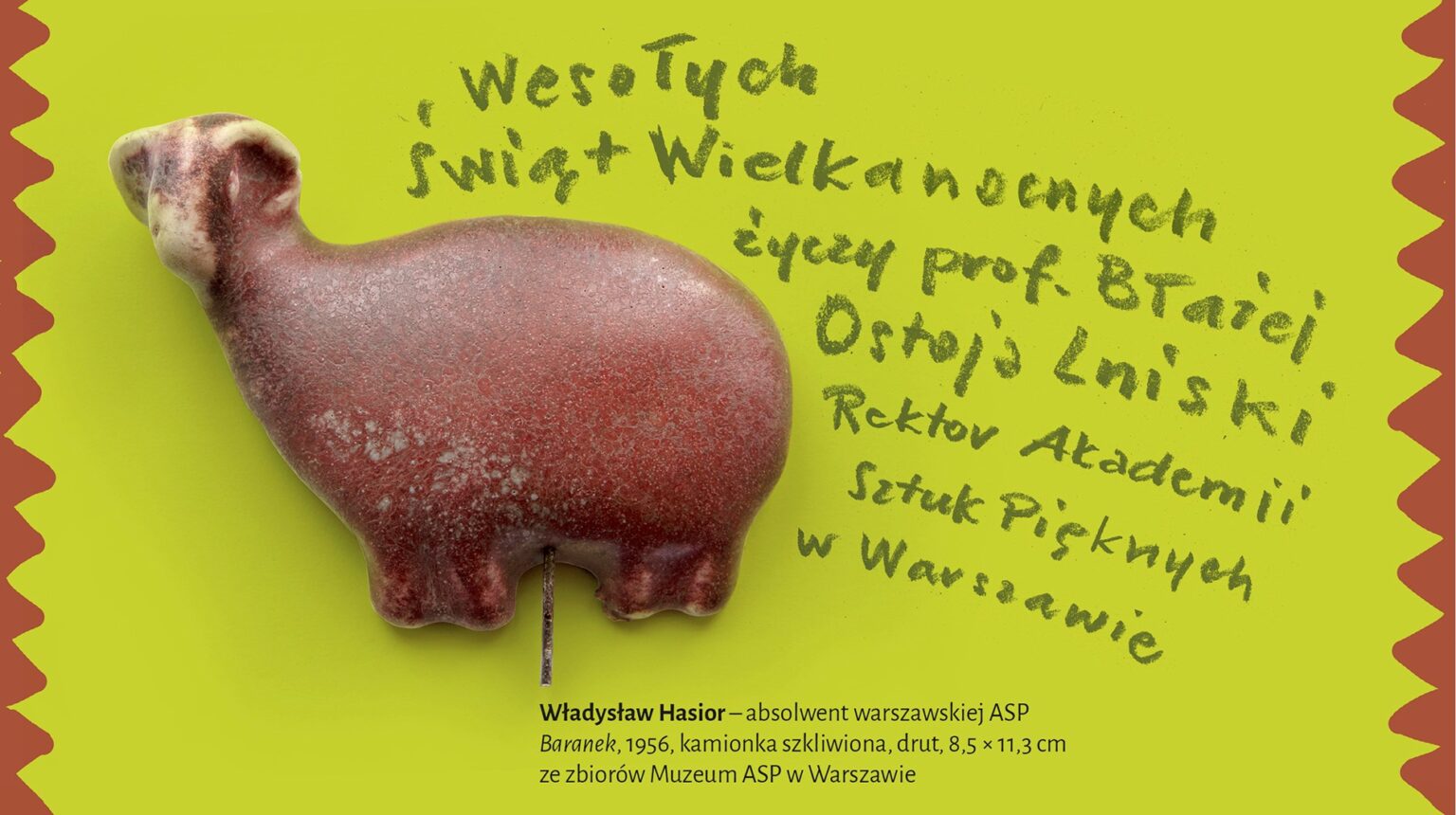 Kartka przedstawia ceramicznego baranka wielkanocnego w kolorze brązowym na jasnozielonym tle. Boczne krawędzie zdobi brązowy ornament