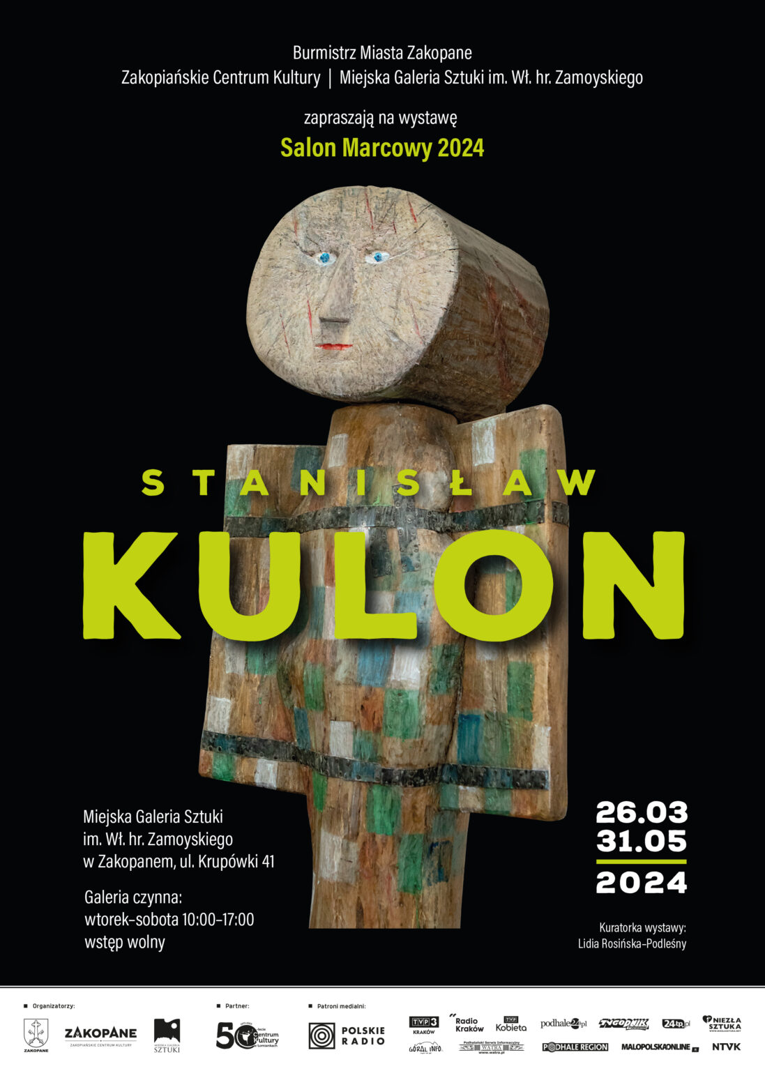 Plakat przedstawiający rzeźbę - ludzika z napisem w zielonym kolorze "Stanisław Kulon". Czarne tło