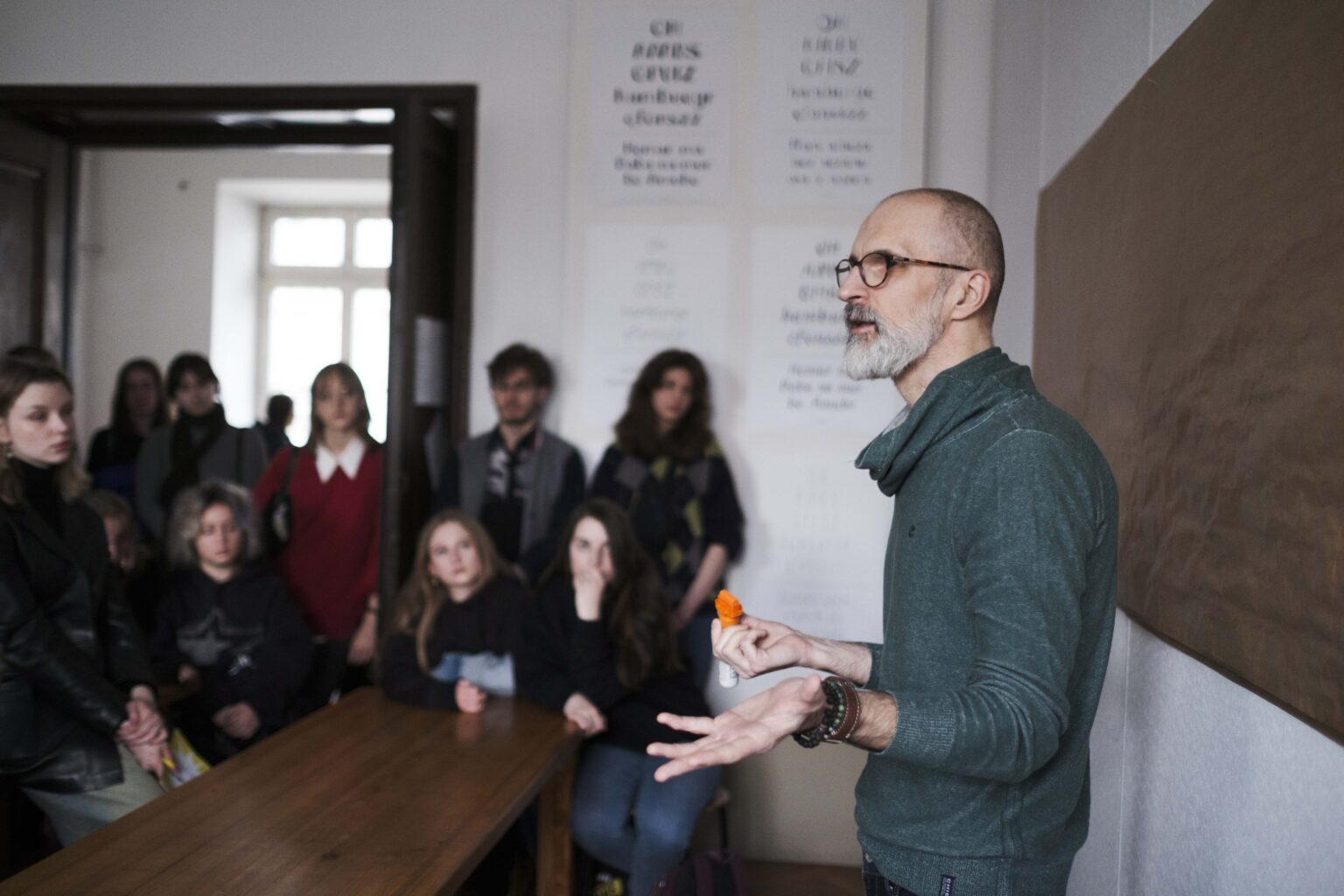 duża grupa osób w pracowni