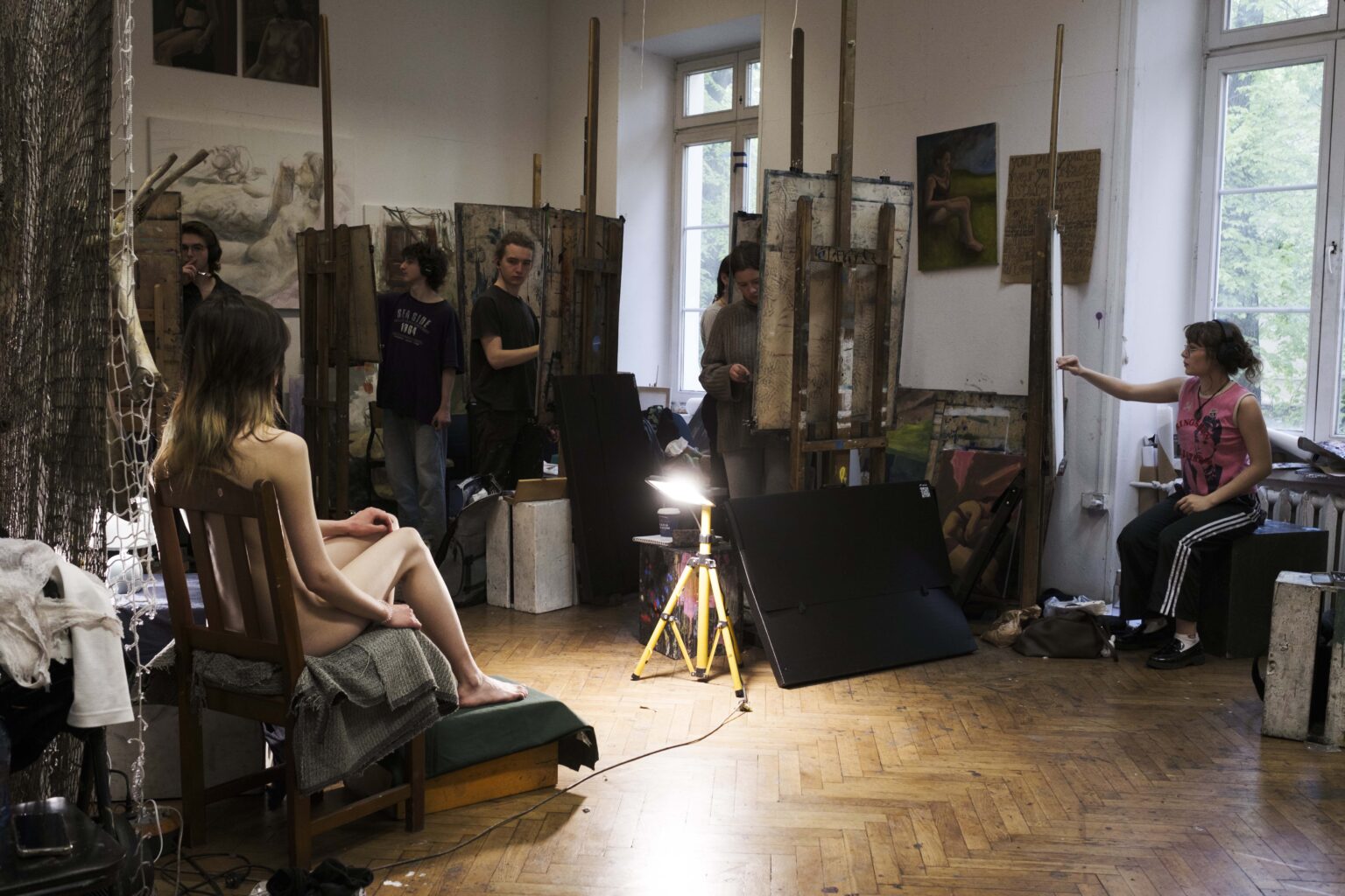 pracownia malarska, modelka pozuje