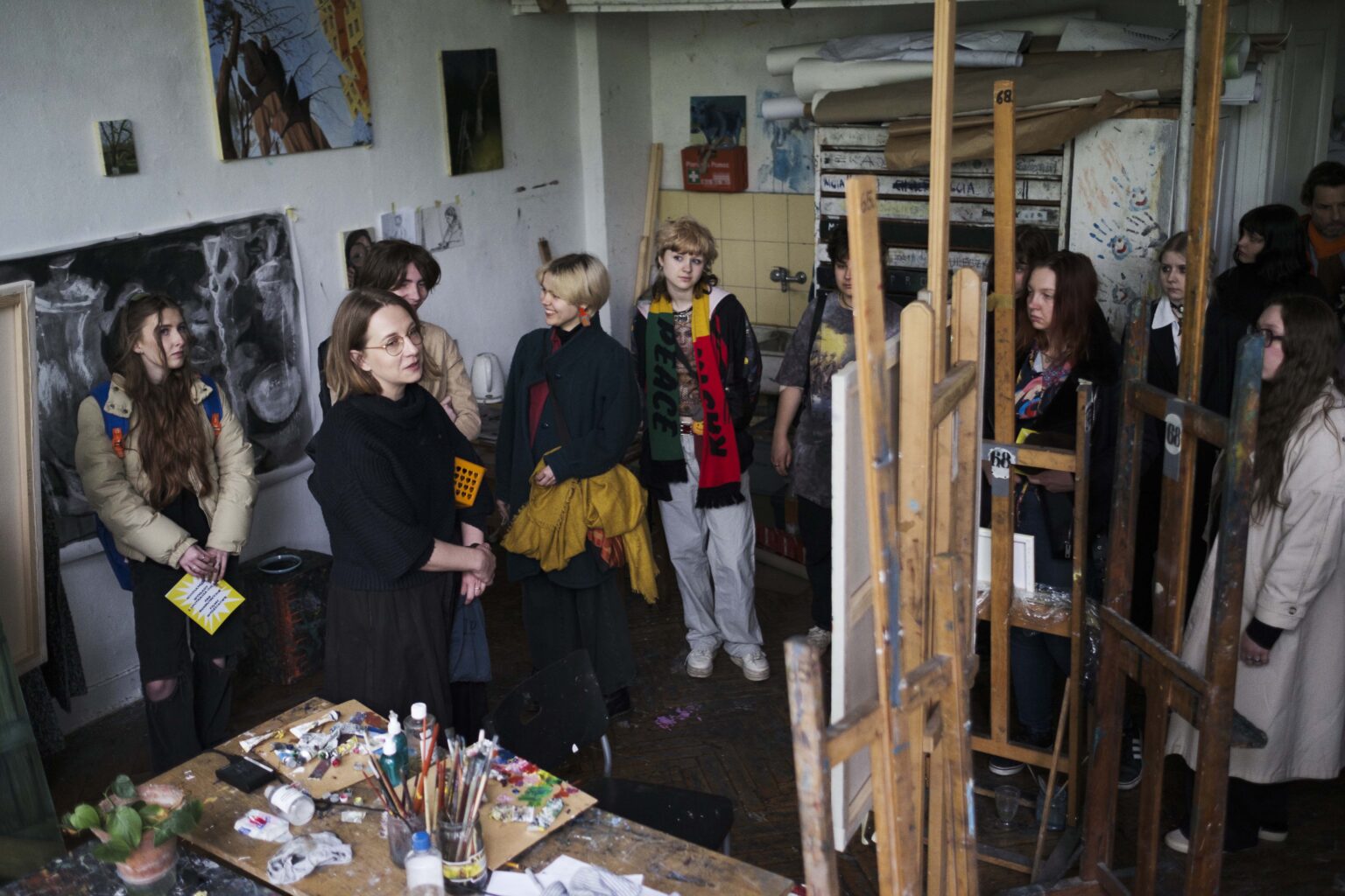 grupa osób w pracowni malarskiej