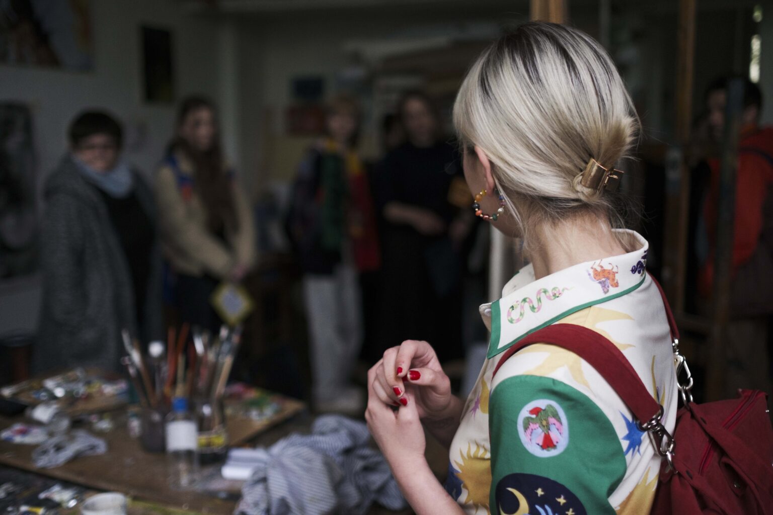 grupa osób w pracowni