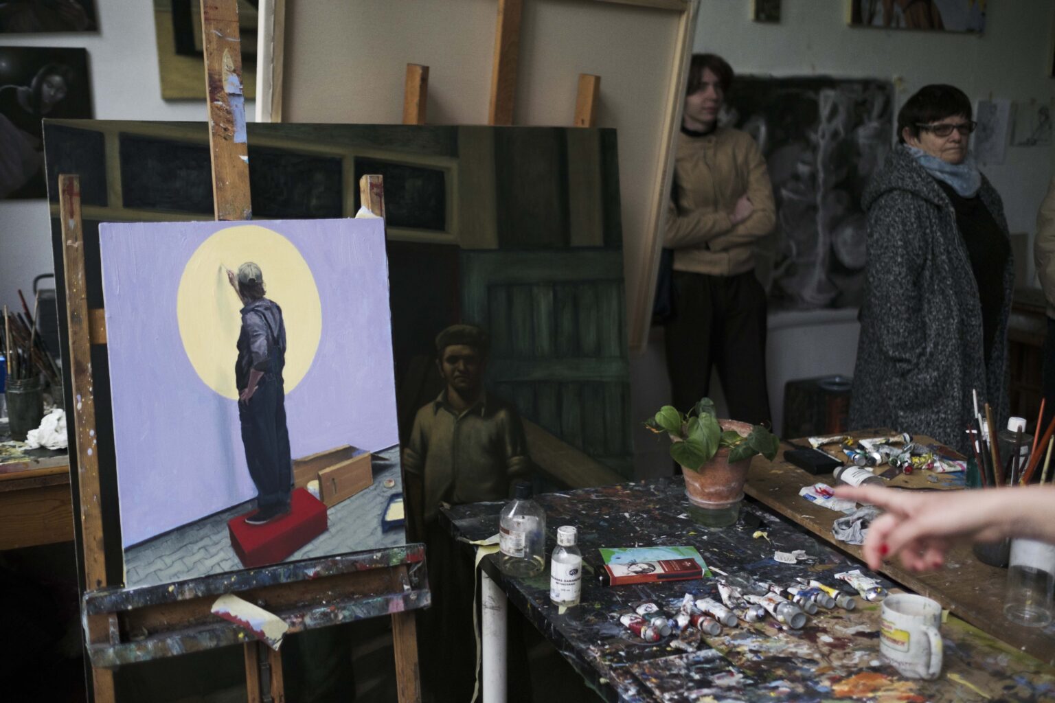 obrazy w pracowni malarskiej