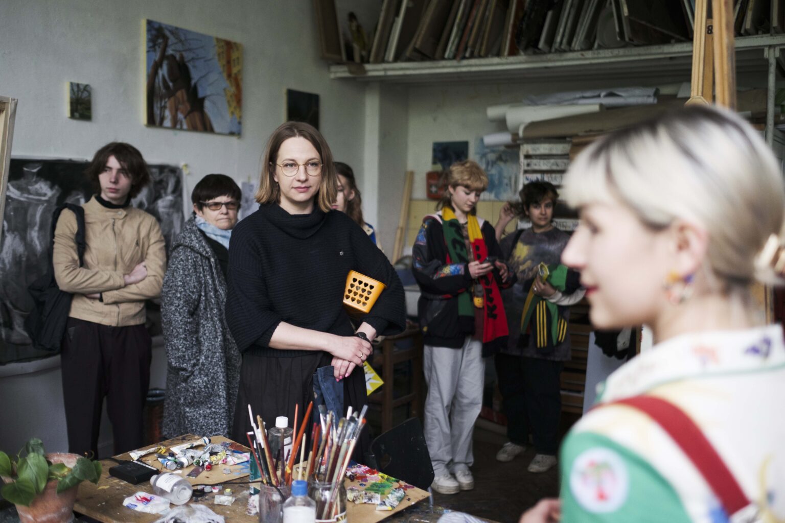 duża grupa osób w pracowni malarskiej