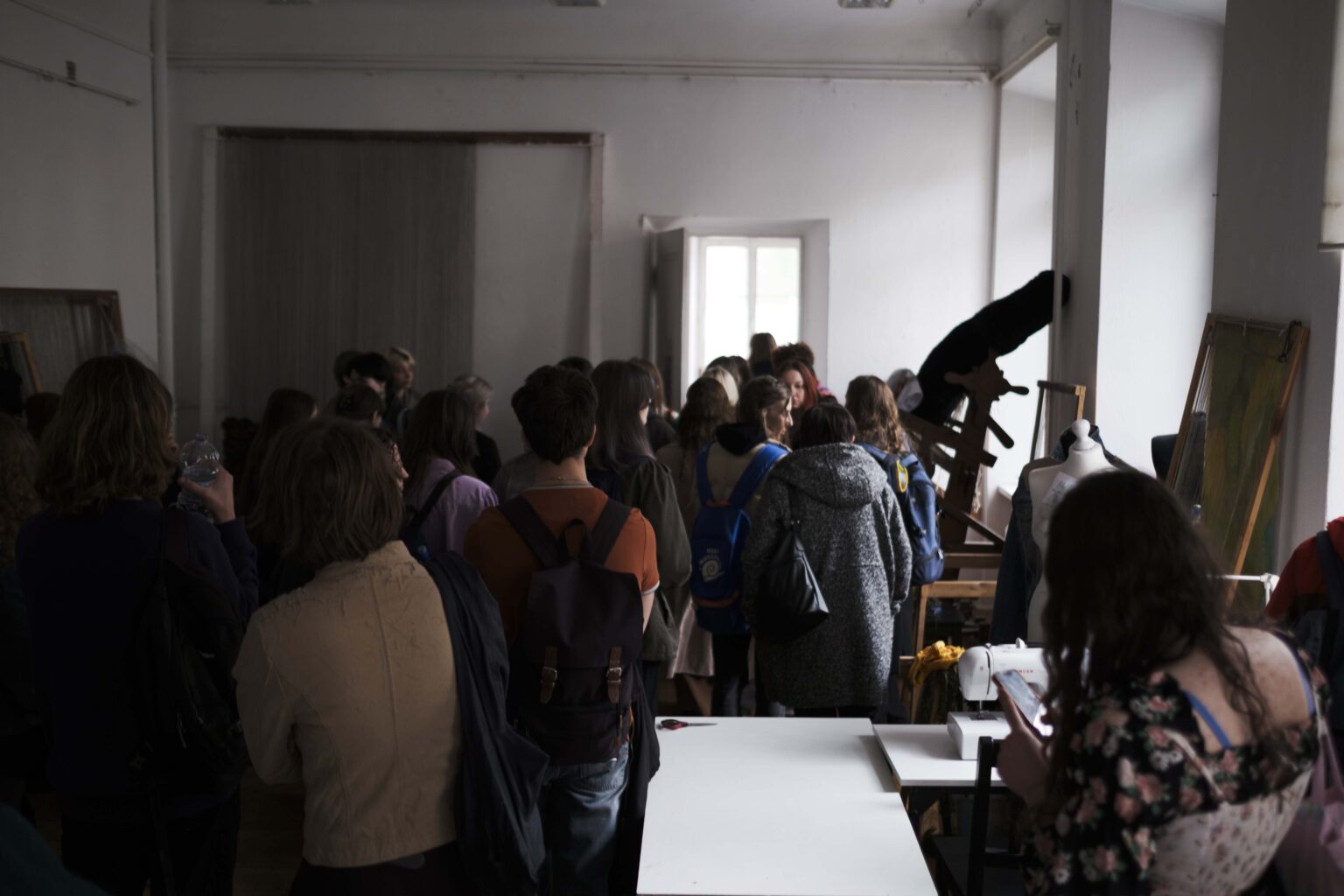 grupa osób w pracowni