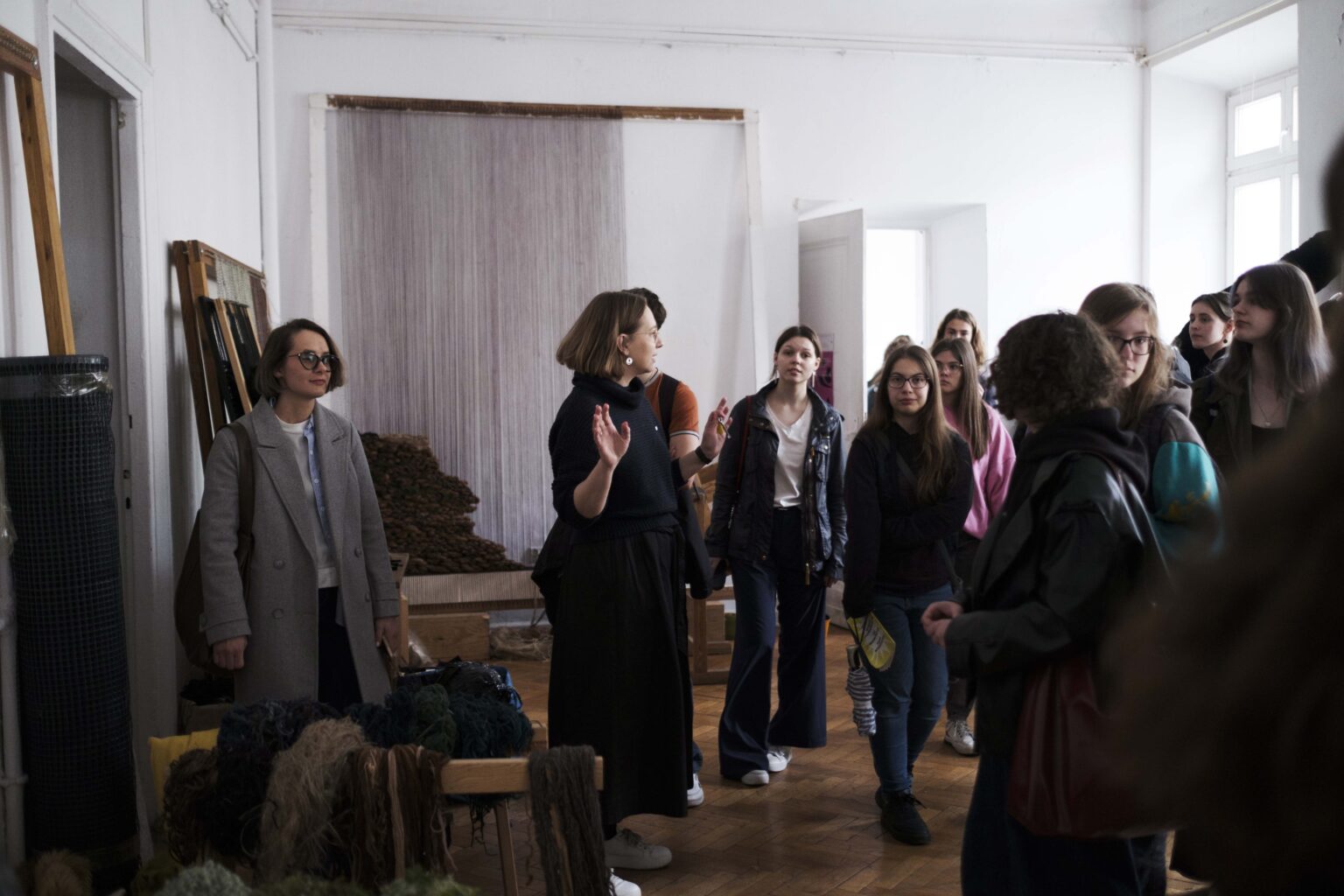 grupa osób w pracowni