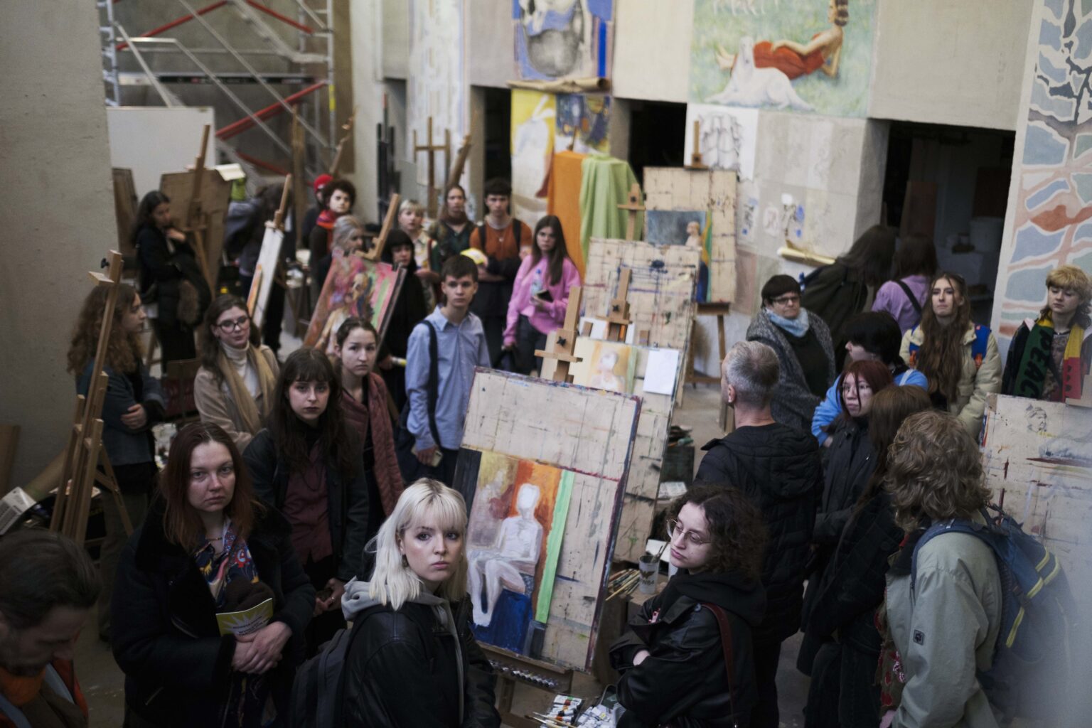 duża grupa osób w pracowni