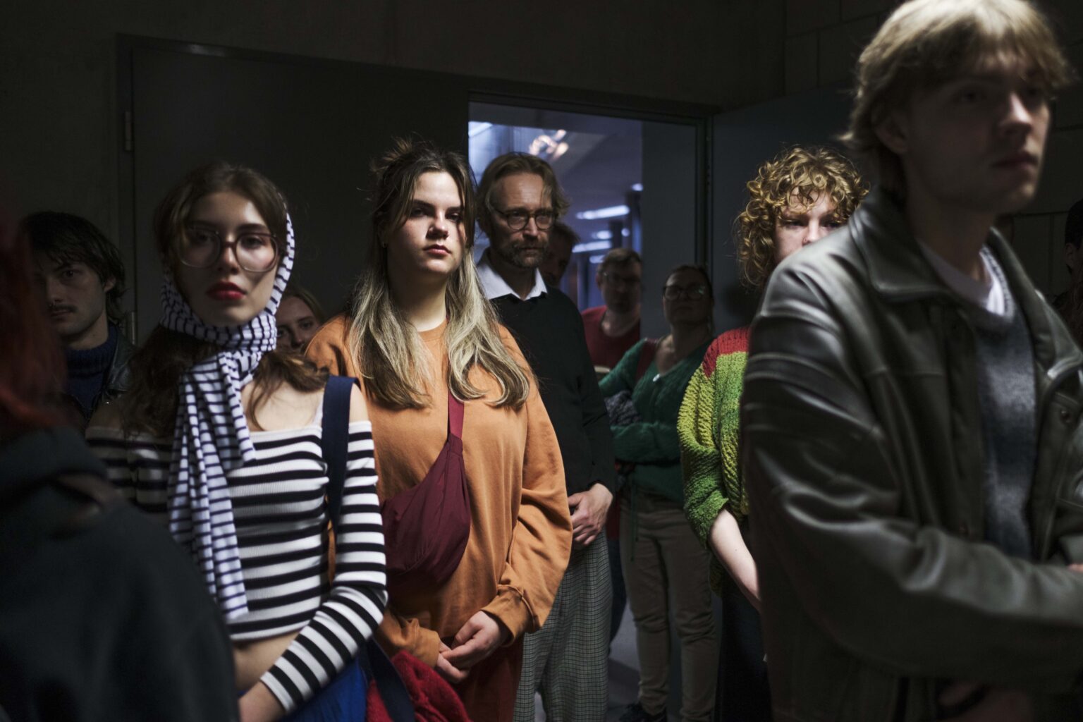 grupa kolorowo ubranych ludzi