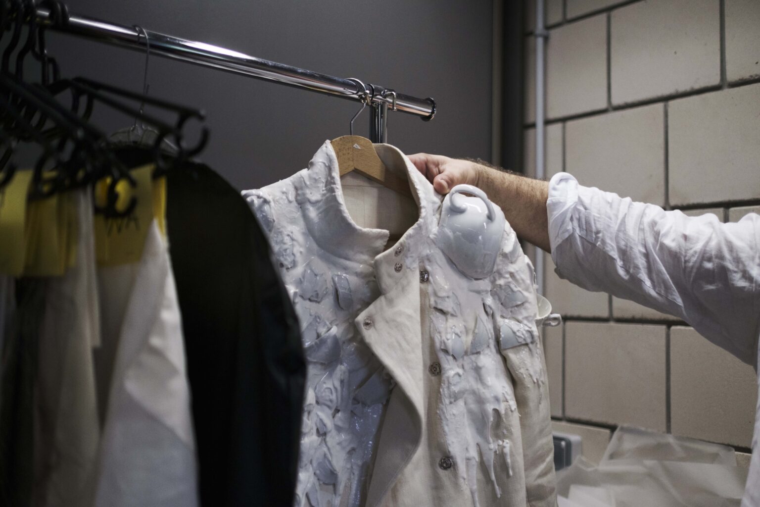 kostiumy na wieszaku