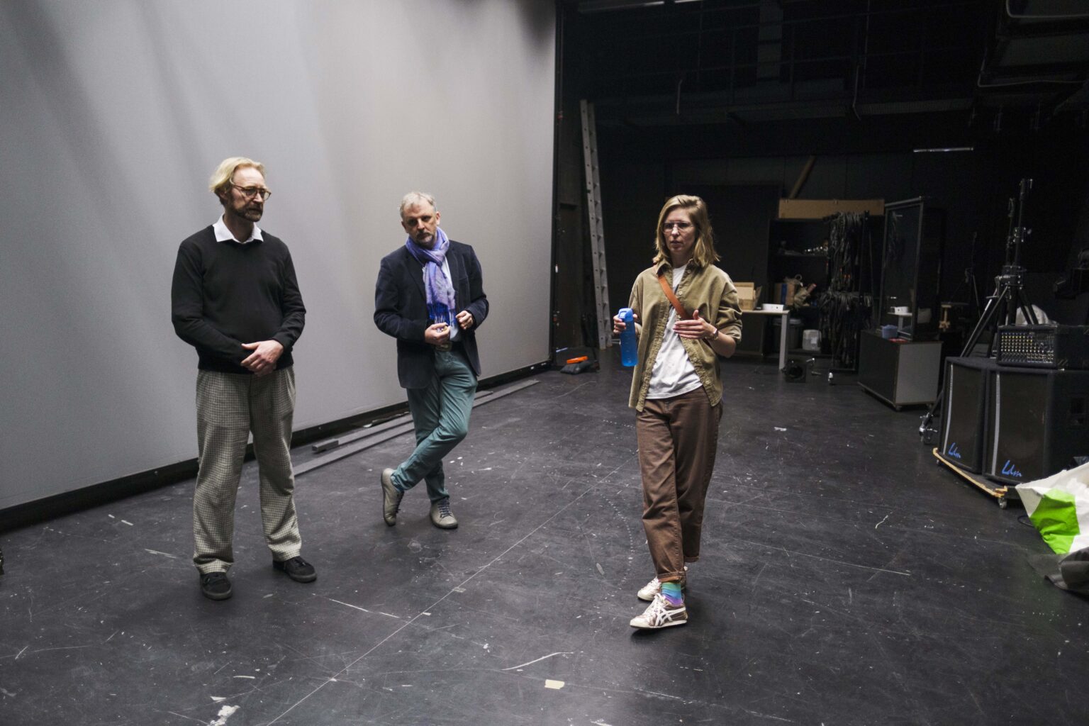 trzy osoby na scenie