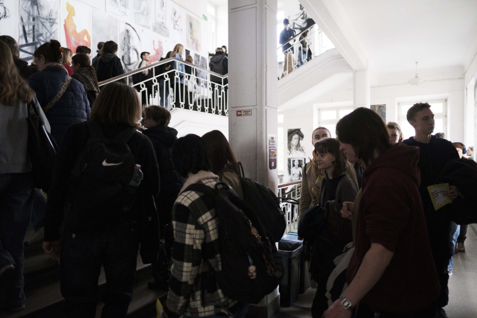 grupa osób na schodach