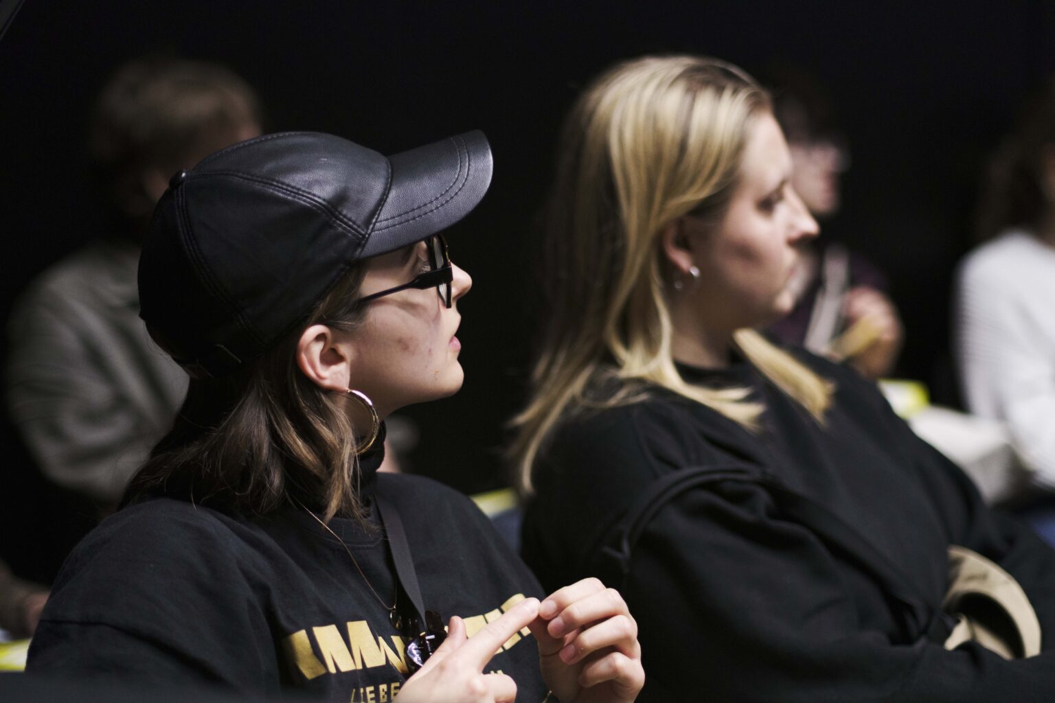 dwie kobiety, jedna w czapeczce z daszkiem