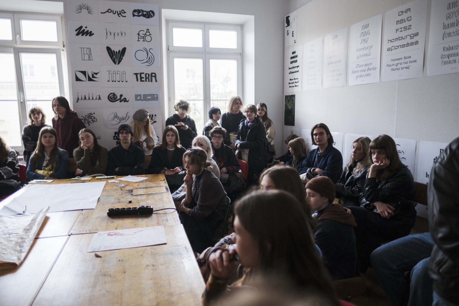 duża grupa osób w pracowni