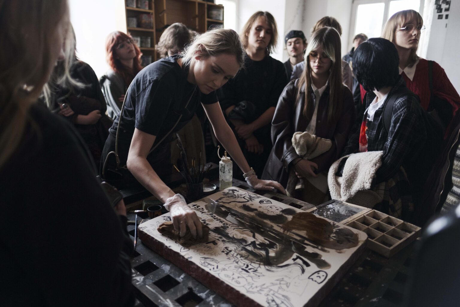 pracownia litografii, dużo ludzi obserwujących