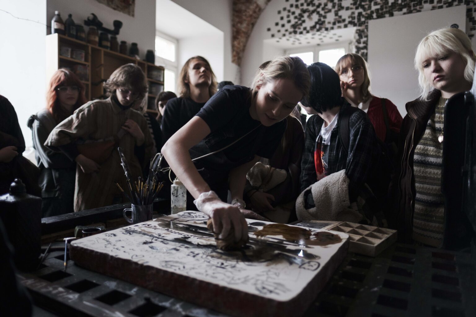 grupa ludzi w pracowni litograficznej