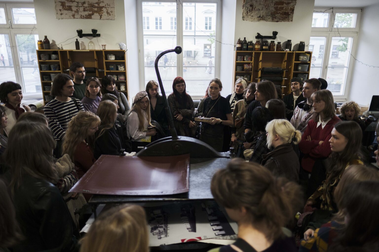 grupa ludzi w pracowni litograficznej