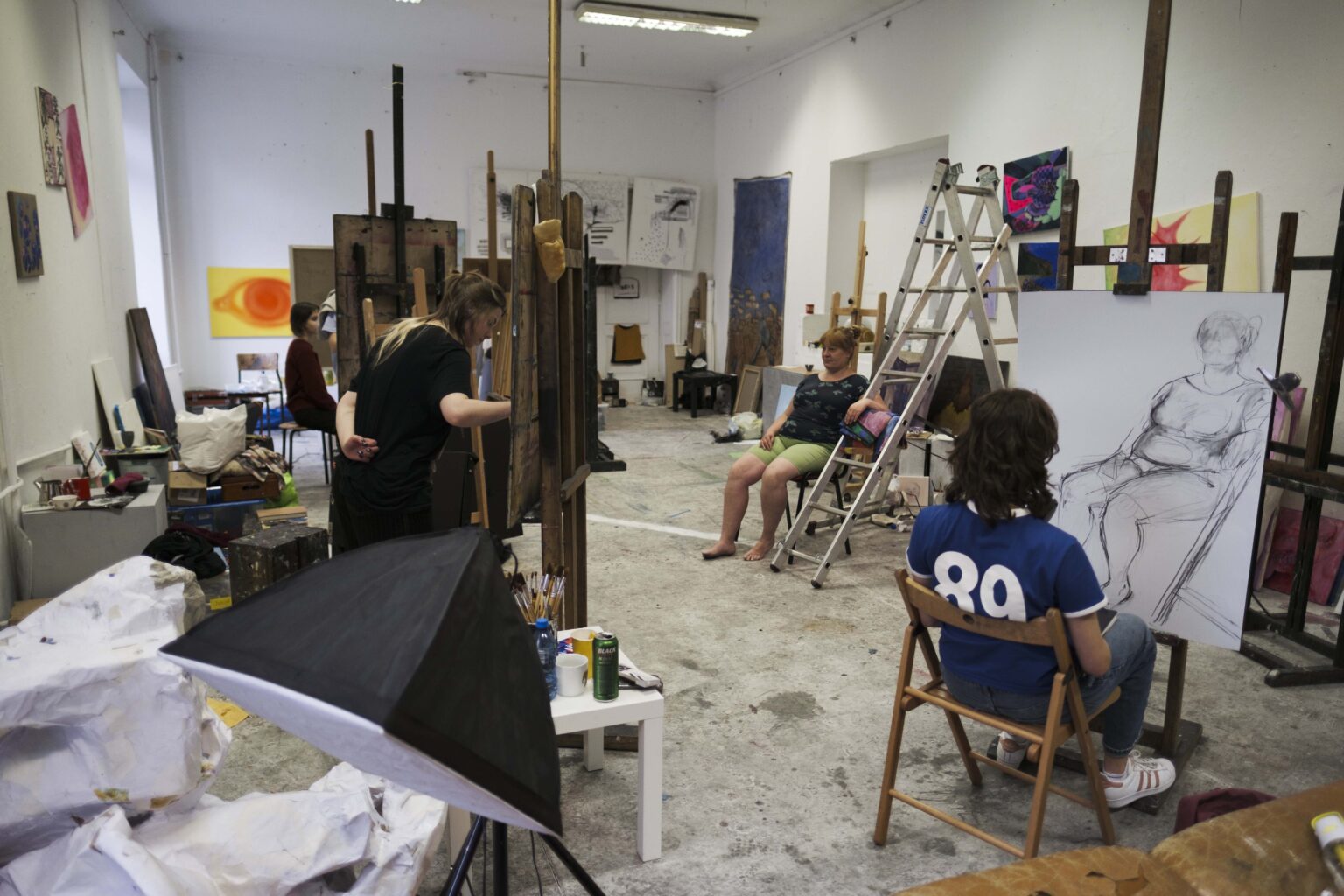 osoby w pracowni malarskiej