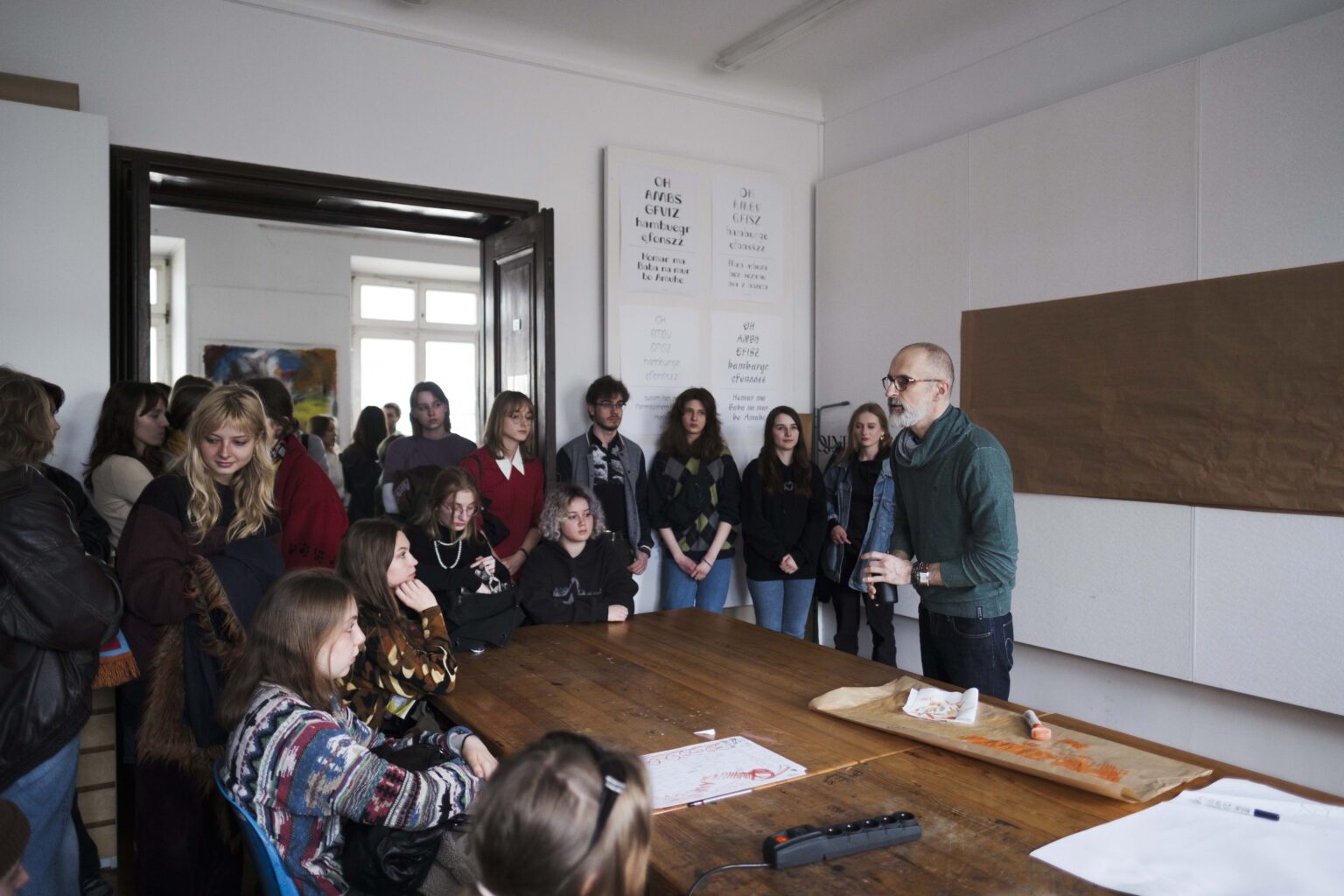 duża grupa osób w pracowni