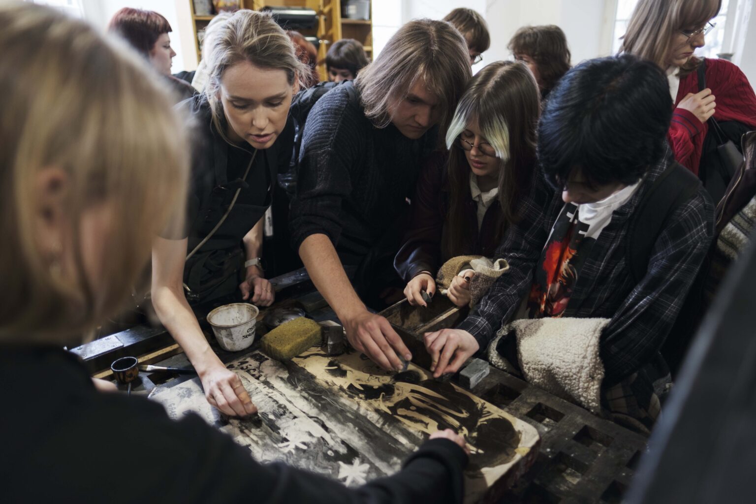 pracownia litorgaficzna, grupa osób