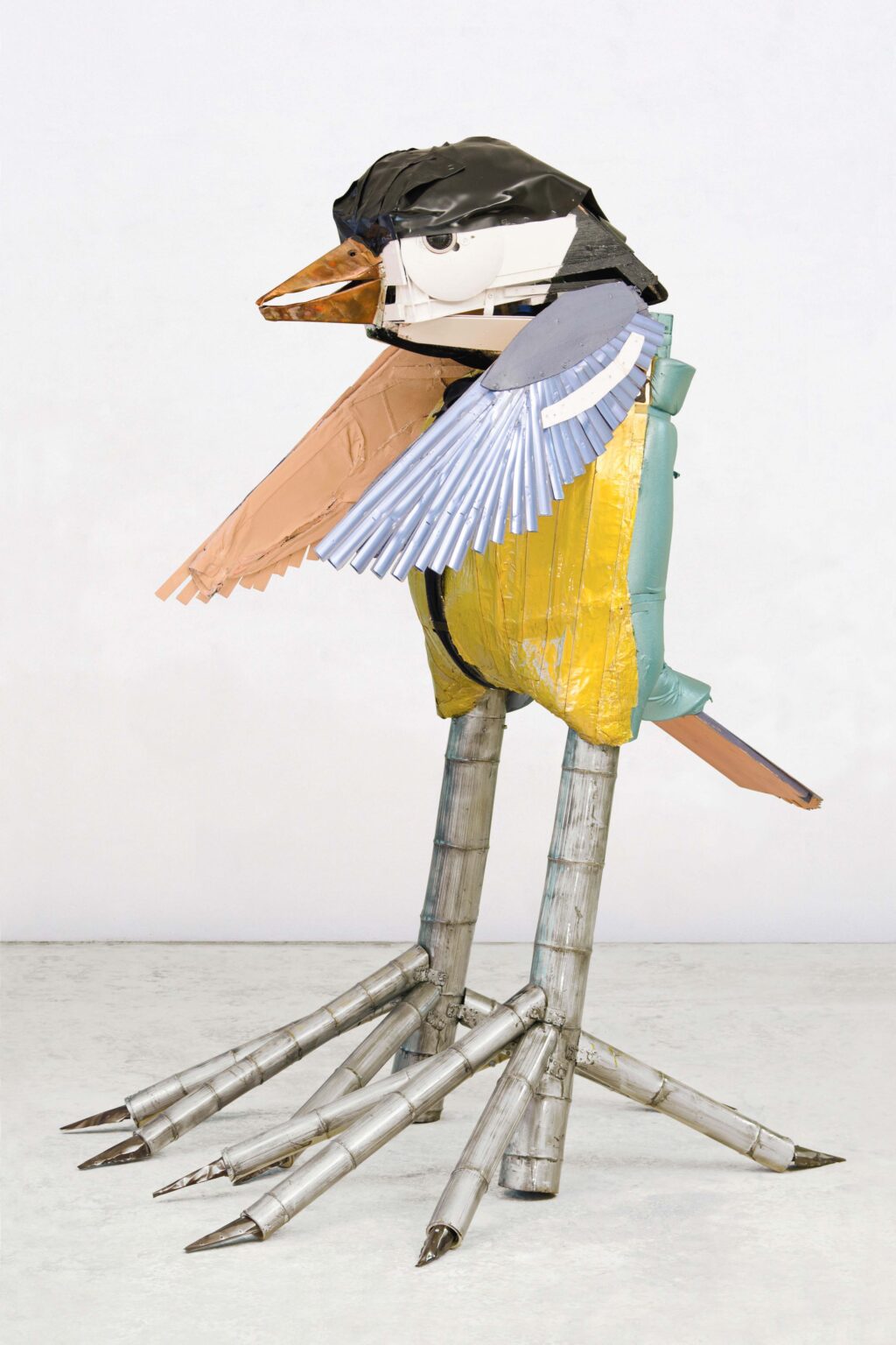 rzeźba kolorowego ptaka