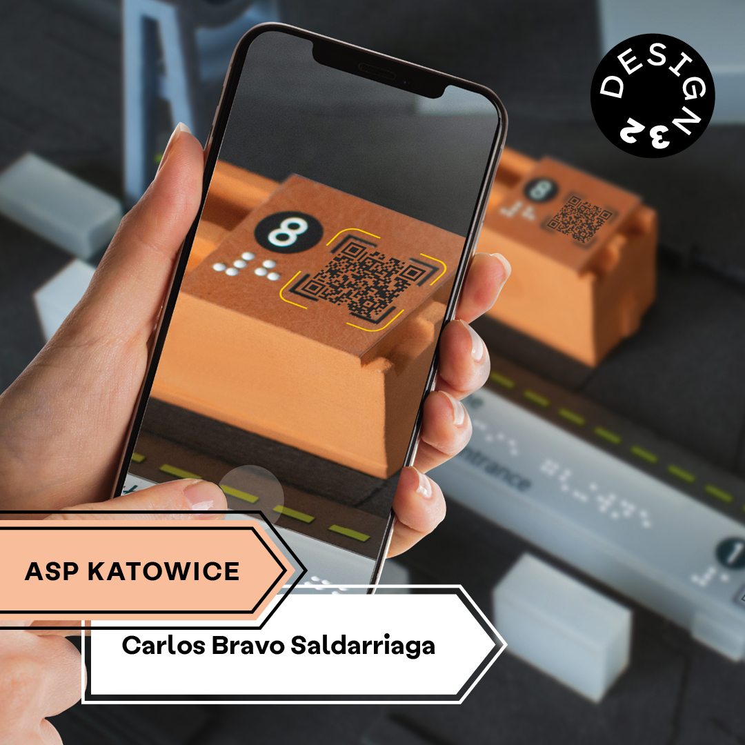 Smartfon trzymany w dłoni skanuje QR kod znajdujący się na pomarańczonym obiekcie