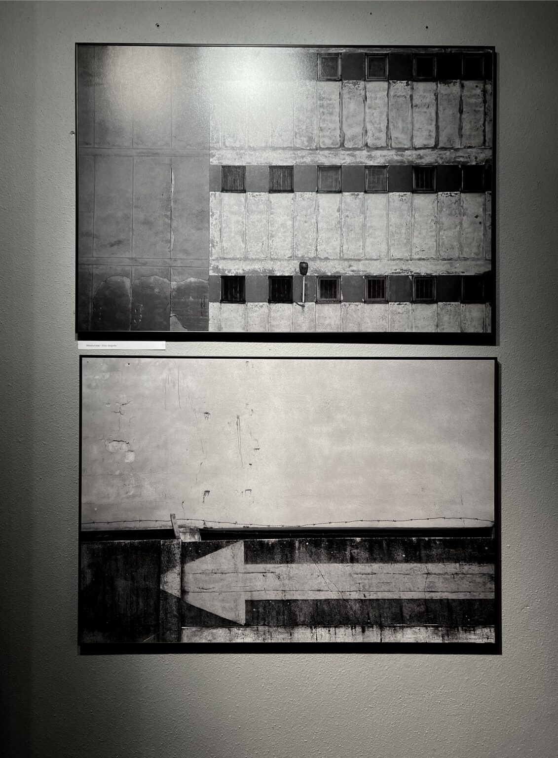 dwie czarno-białe fotografie z motywami architektonicznymi