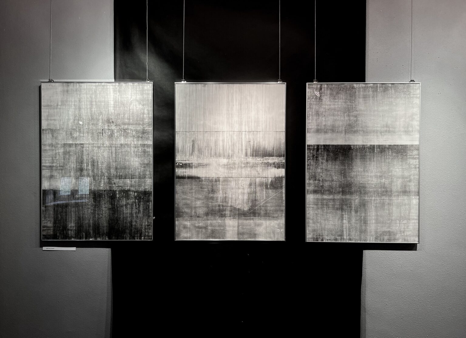 trzy monochromatyczne prace w rzędzie