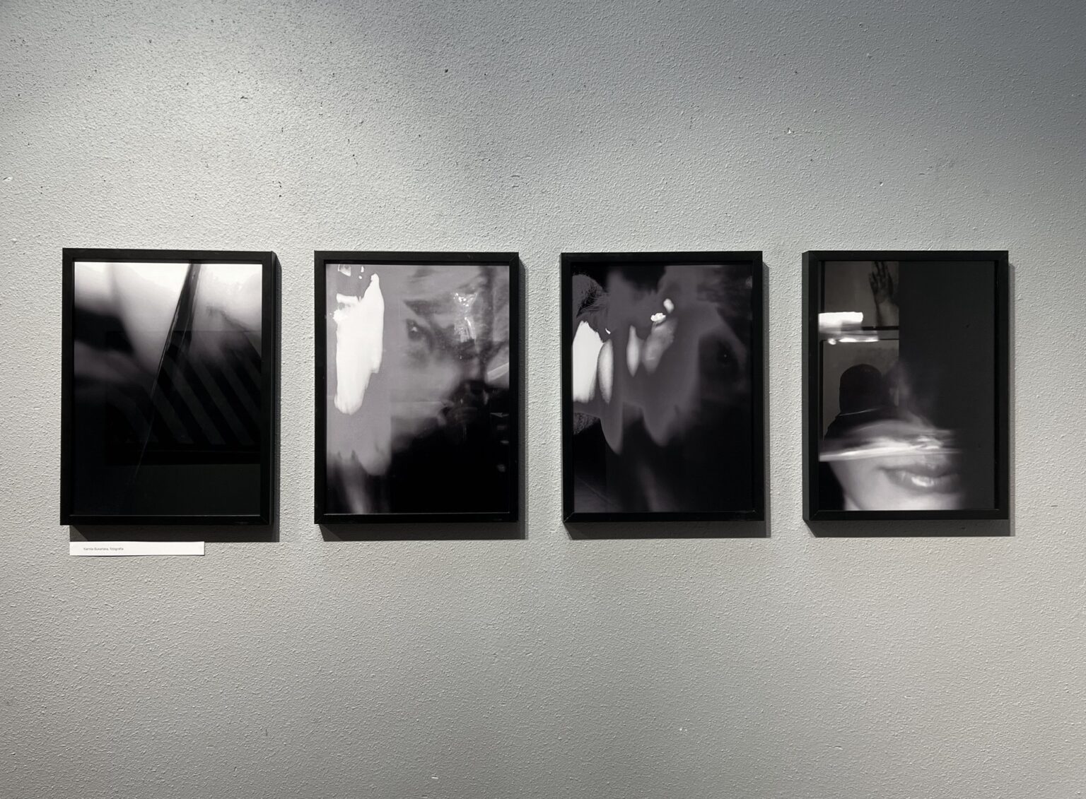 4 fotografie powieszone w rzędzie