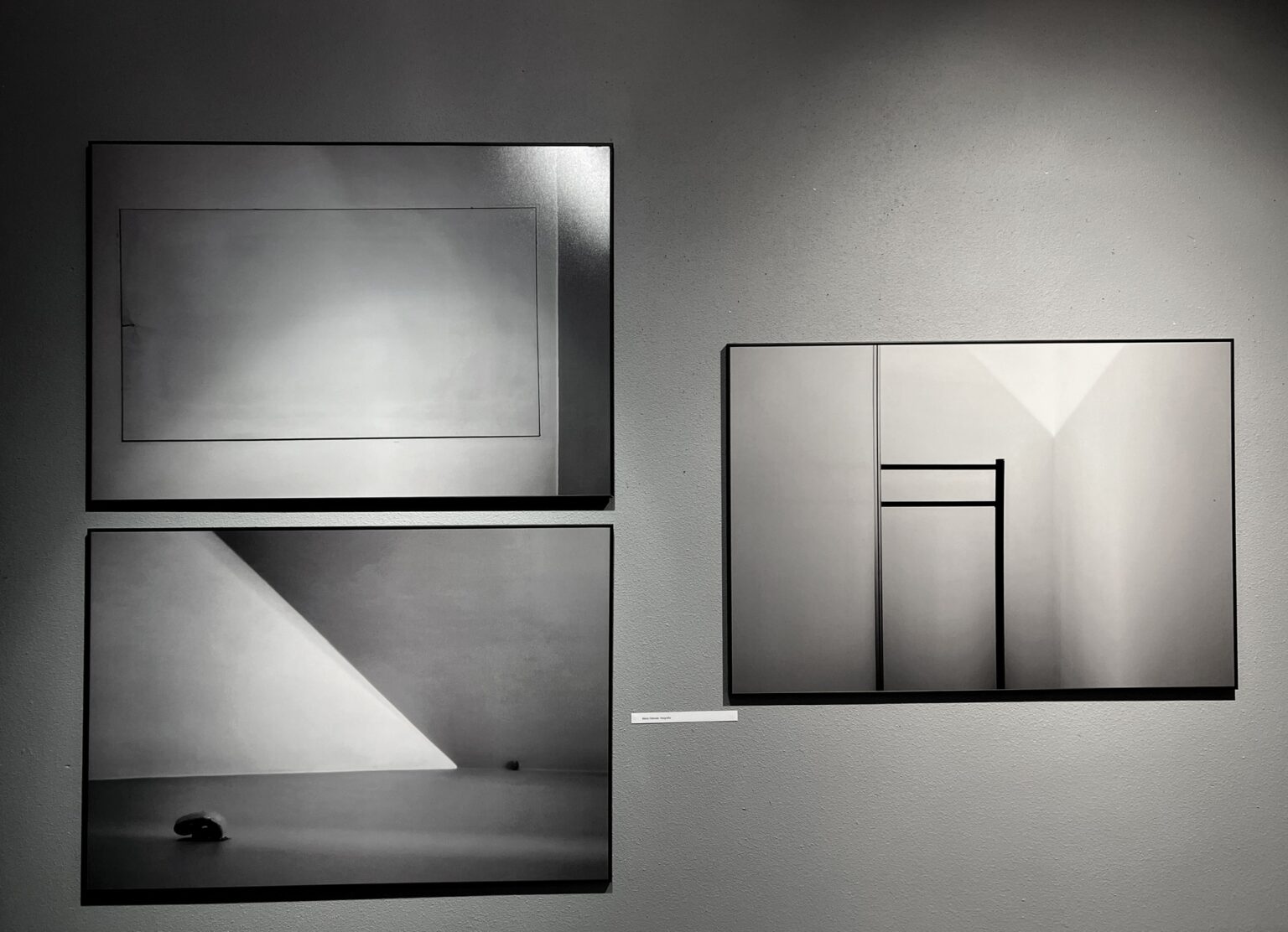 trzy prace czarno-białe