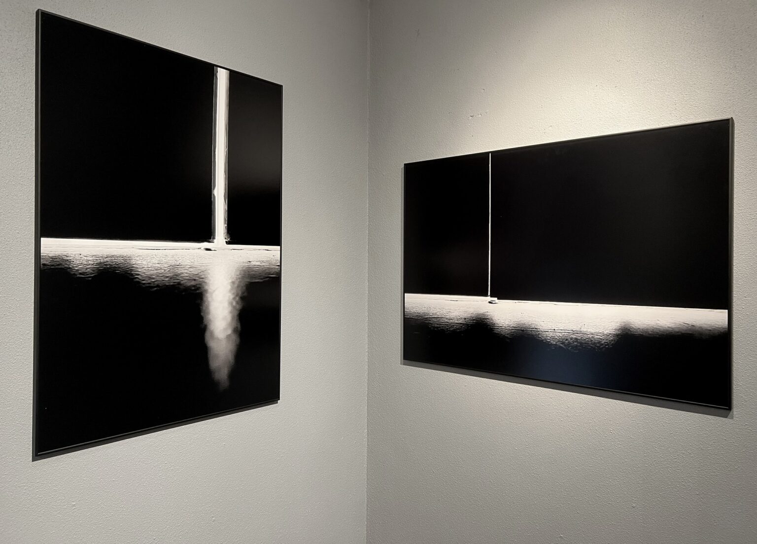 dwie prace usutuowane w roku, na przeciwko siebie, z dominującą czernią