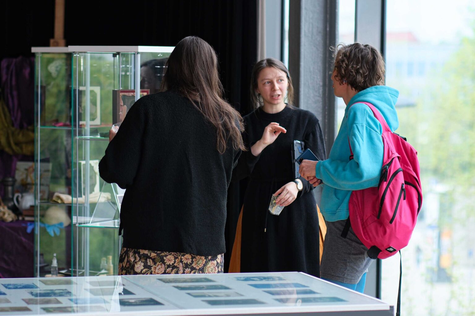 trzy osoby w przestrzeni wystawy