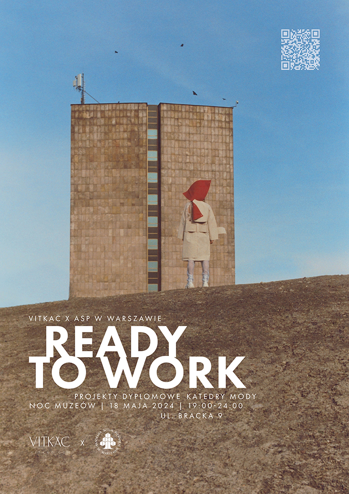 Osoba w jasnym płaszczu i czerwonym nakryciem głowy stoi na ziemistej górce. na tle kilkupiętrowego budynku; niebo w tle. Biała typografia z nazwą projektu