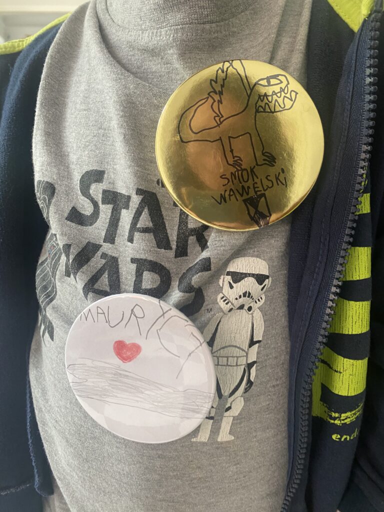 Przypinki na koszulce