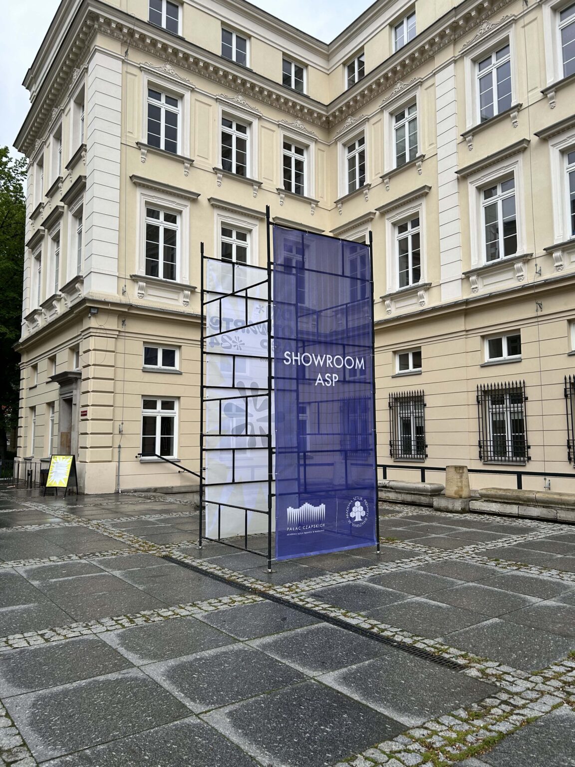 stand z banerem ASP Showroom na dziedzińcu