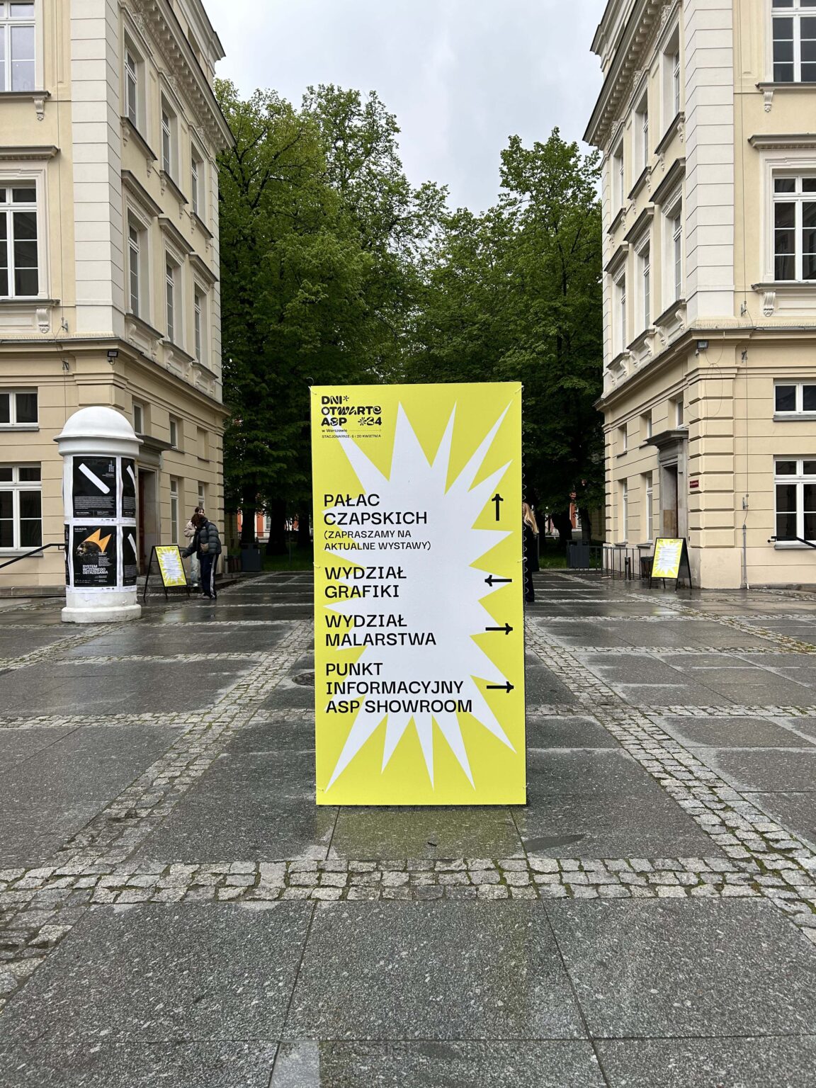 stand z banerem Dni Otwartych na dziedzińcu