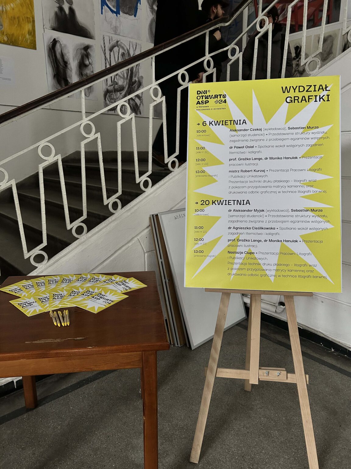 sztalugi z plakatem Dni Otwartych, w tle schody