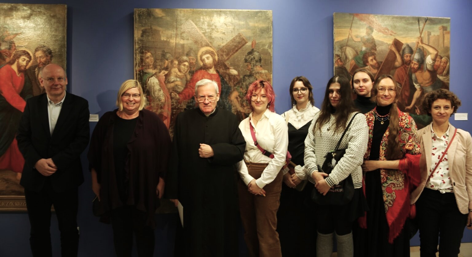 Zwiedzający wystawę podczas wernisażu