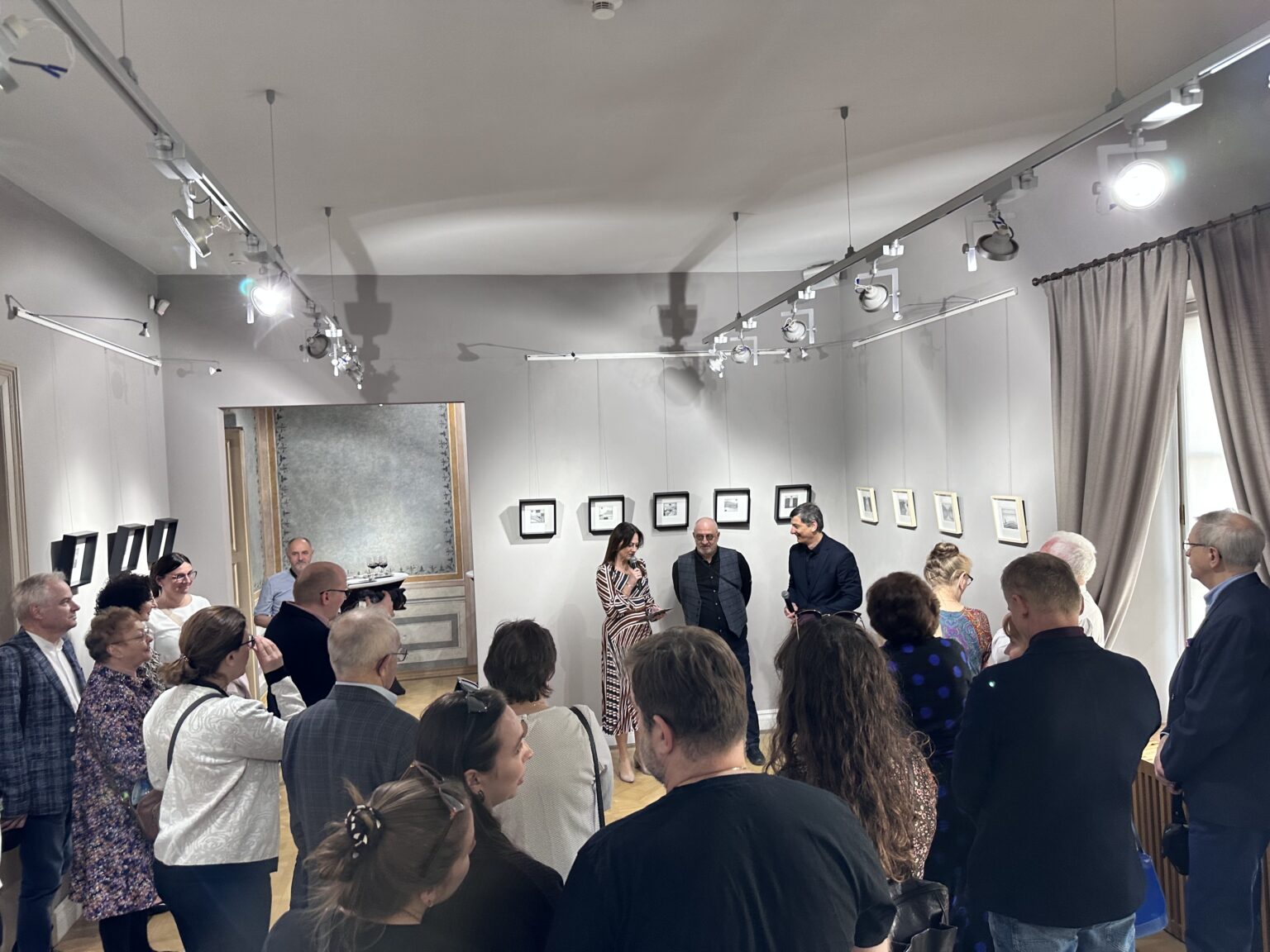 Grupa ludzi w galerii