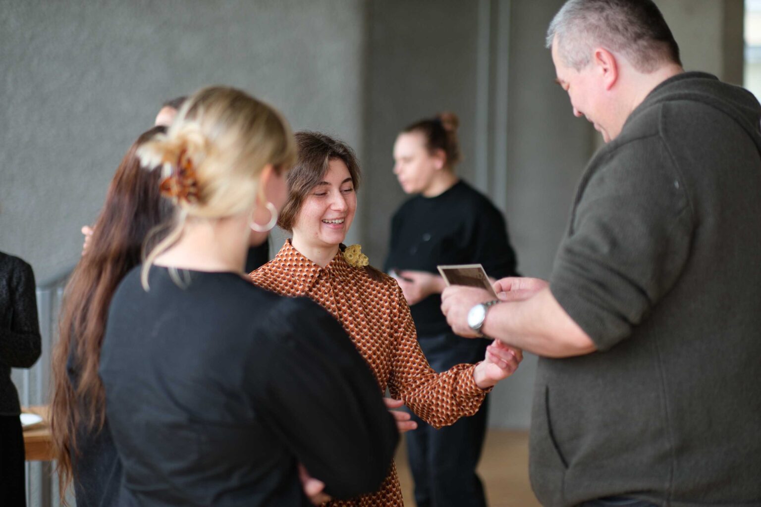 kilka osób w przestrzeni wystawy